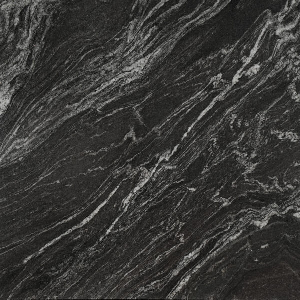 Black Forest granite nền đen sâu thẳm, vân trắng xám lượn chéo như thác đổ. Đẳng cấp cho mặt bếp, bàn đảo, ốp tường, sàn nhà. Xem tại Vistones.