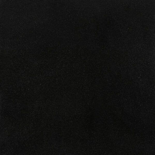 Chamraj Nagar Black granite đen sâu đồng nhất, mịn như nhung, phong cách tối giản. Cứng chắc cho mặt bếp, lát sàn, ốp tường. Xem tại Vistones.