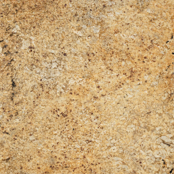 Colonial Gold granite vàng mật ong ấm áp, tinh thể kem và chấm nâu đỏ li ti. Hợp mặt bếp, bàn đảo, lát sàn, ốp tường. Liên hệ Vistones Global.
