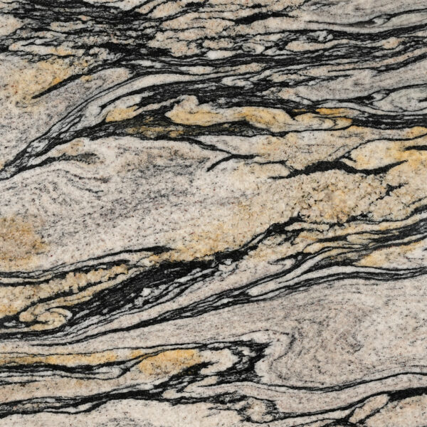 Indian Copacabana granite nền kem, vân đen uốn lượn, mảng vàng mật ong ấm. Nghệ thuật cho mặt bếp, bàn đảo, ốp tường. Xem tại Vistones.