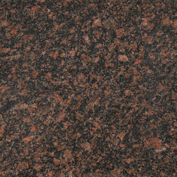 Tan Brown granite tinh thể đỏ gạch, nâu đồng trên nền than sẫm, cổ điển bề thế. Bền bỉ cho mặt bếp, lát sàn, ốp tường. Xem tại Vistones Global.