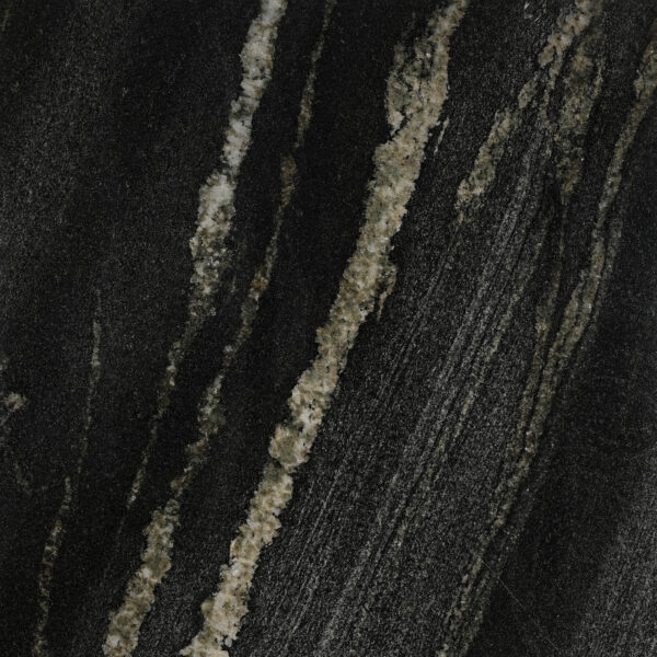 Titanium Black granite nền đen sâu, dải vân kem xanh olive chéo như thác, kết tinh lấp lánh. Kịch tính cho mặt bếp, ốp tường, sảnh. Vistones Global.